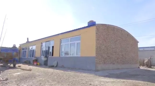 吉林一村庄扶贫危房外糊一层砖,屋里土墙一直裂到屋顶-中国传真