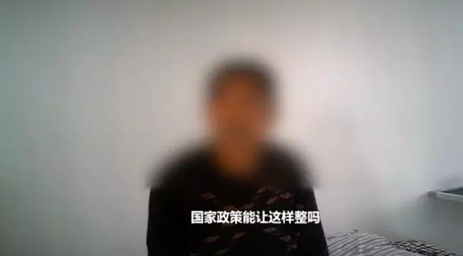 吉林一村庄扶贫危房外糊一层砖,屋里土墙一直裂到屋顶-中国传真