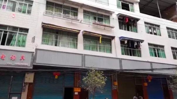 吉林一村庄扶贫危房外糊一层砖,屋里土墙一直裂到屋顶-中国传真