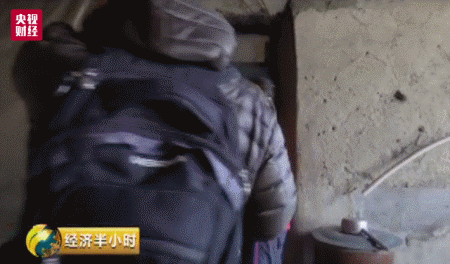 吉林一村庄扶贫危房外糊一层砖,屋里土墙一直裂到屋顶-中国传真