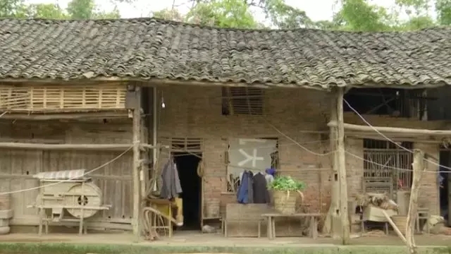 吉林一村庄扶贫危房外糊一层砖,屋里土墙一直裂到屋顶-中国传真