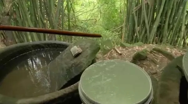 吉林一村庄扶贫危房外糊一层砖,屋里土墙一直裂到屋顶-中国传真