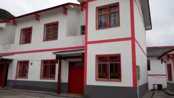 吉林一村庄扶贫危房外糊一层砖,屋里土墙一直裂到屋顶-中国传真