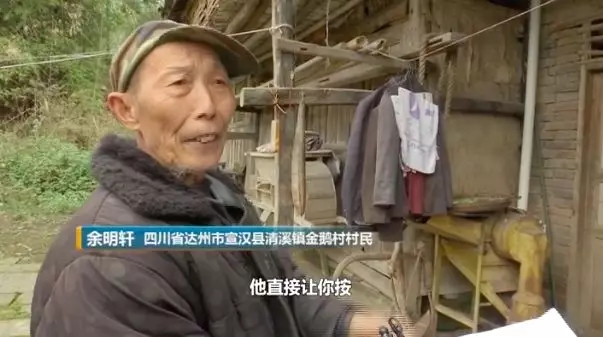 吉林一村庄扶贫危房外糊一层砖,屋里土墙一直裂到屋顶-中国传真