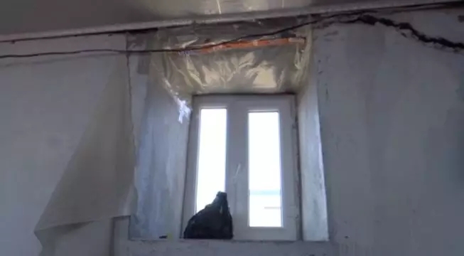 吉林一村庄扶贫危房外糊一层砖,屋里土墙一直裂到屋顶-中国传真