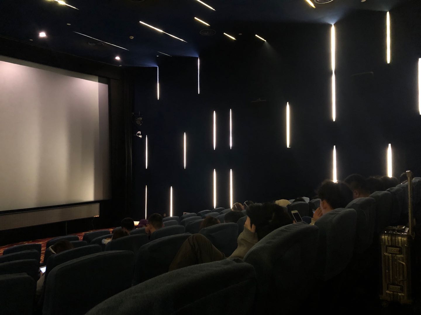 夜上海 | 零点后的影院里,谁在看电影?能推动夜间经济