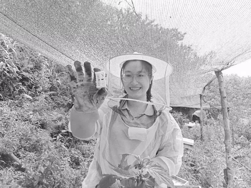 黄文秀生前工作照片.