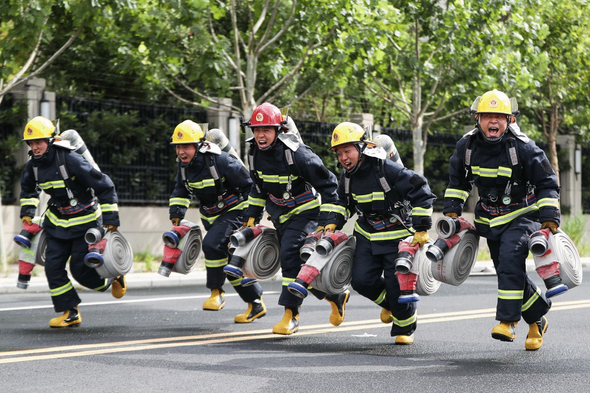 消防队的夏天:穿着60斤装备,每天训练5个半小时,随时出警