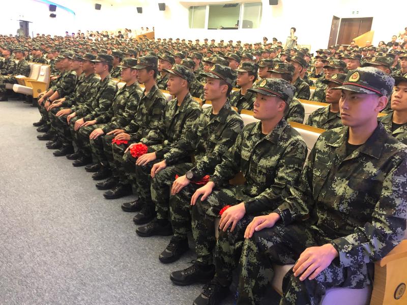 上海举行欢送新兵大会,2019年入伍新兵奔赴军营