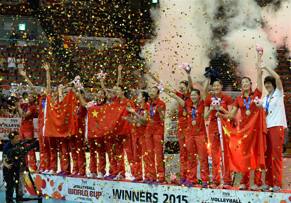 图说:这是2015年9月6日,中国女排在第十二届女排世界杯颁奖仪式上.