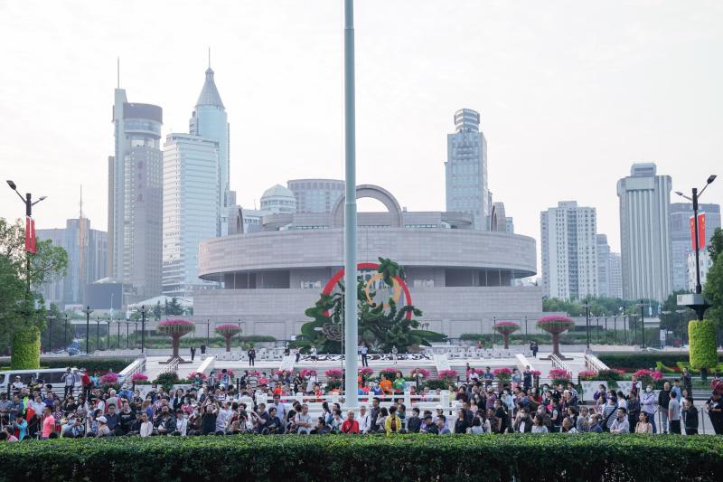 国庆看升国旗,有人5点半就到了,6点35分,国旗在上海人民广场冉冉升起