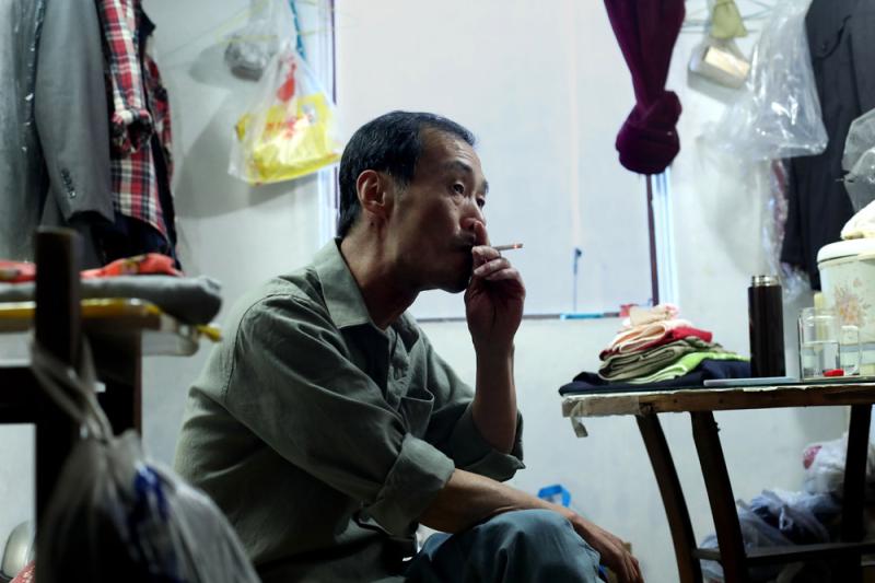 觉得憋屈的时候,徐余富就拼命抽烟.