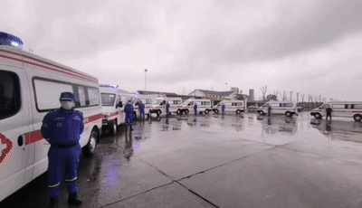 2月15日早上8点钟,17辆负压救护车和1辆保障车准时出发.