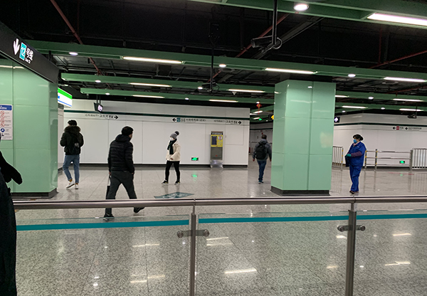 6号线巨峰路站,澎湃新闻记者发现客流量也不大,有少量乘客进站乘地铁