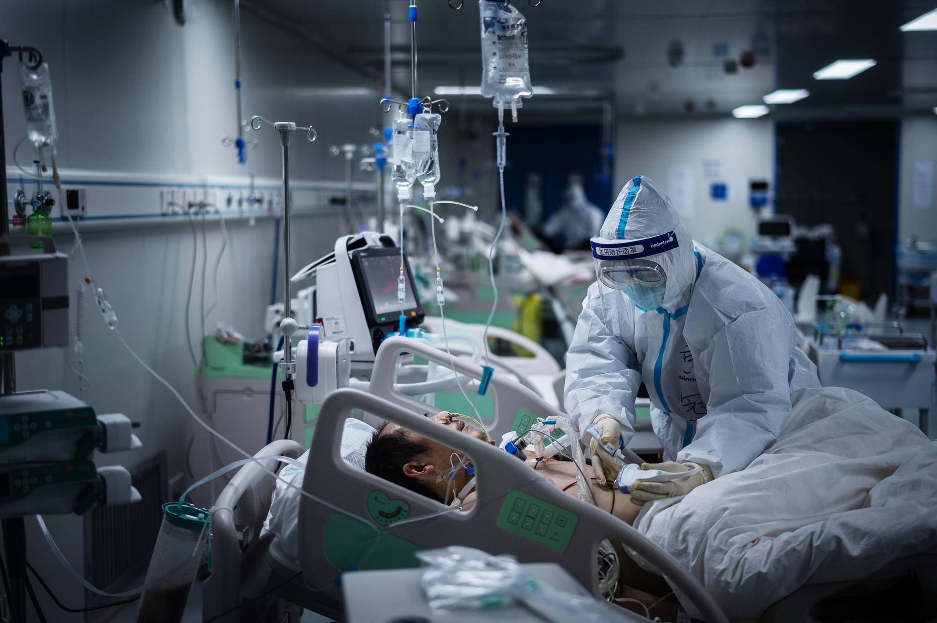 上海新冠肺炎救治专家组组长、复旦大学感染科主任医生忙得像个陀螺
