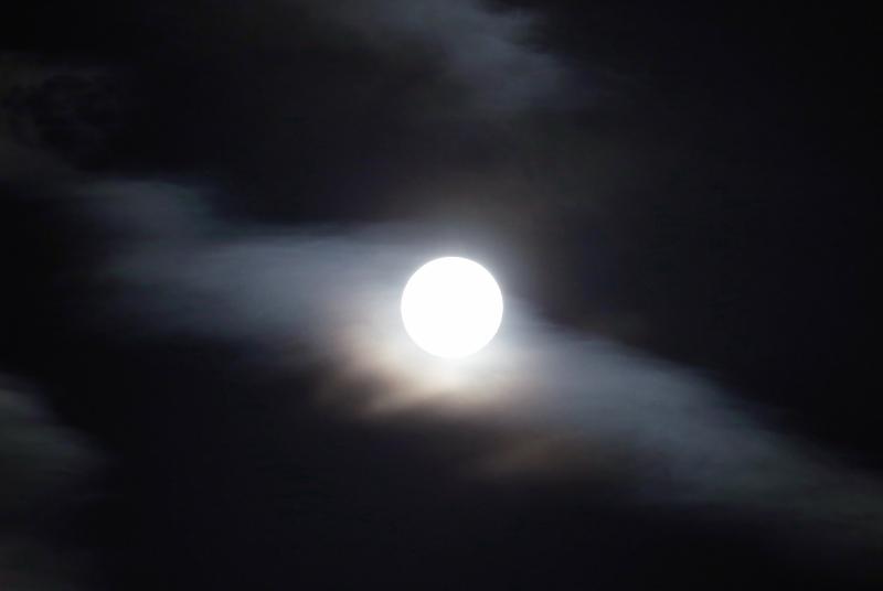当满月从地平线升起时(即近点月),我们看到的月亮似乎比它升到天顶时