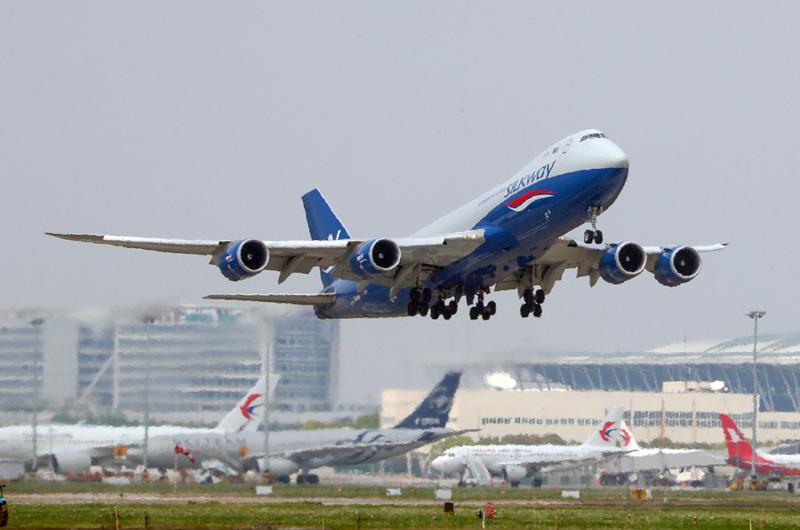 世界各地飞机起降频繁,上海浦东机场很忙