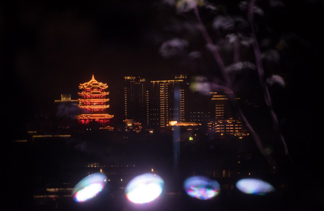 4月7日晚在武汉龟山拍摄的黄鹤楼夜景.新华社记者 肖艺九 摄