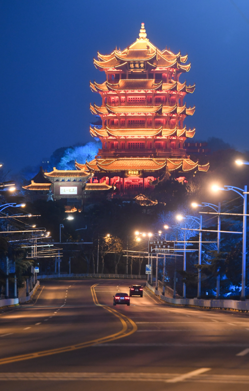 2月23日晚拍摄的武汉黄鹤楼夜景.