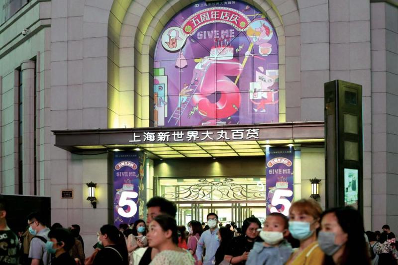 昨晚,上海这家百货商场因顾客排队太长,延长营业时间到午夜