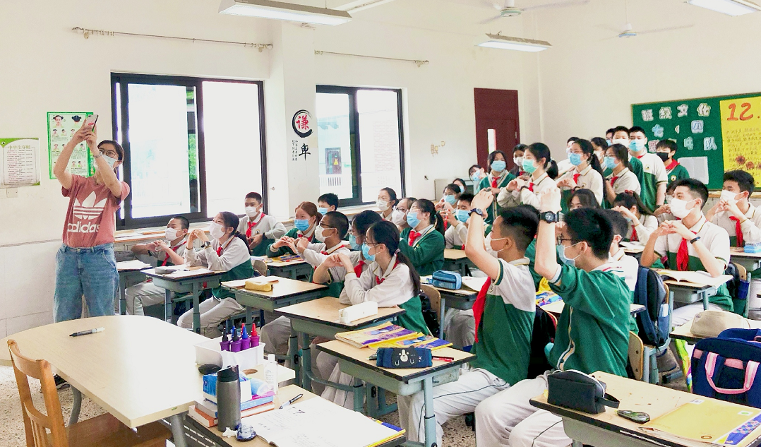 (崇明区实验小学"和想念的老师,同学拍个合影(崇明区东门中学)素材