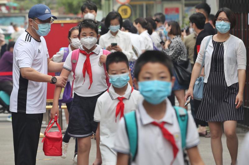 上海第三批60万中小学生返校复学,上体育课不戴口罩