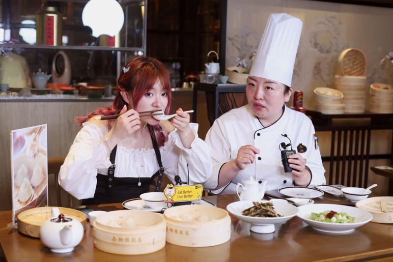 "南翔小笼制作技艺"第六代非遗传承人游玉敏与美食主播,为线上观众