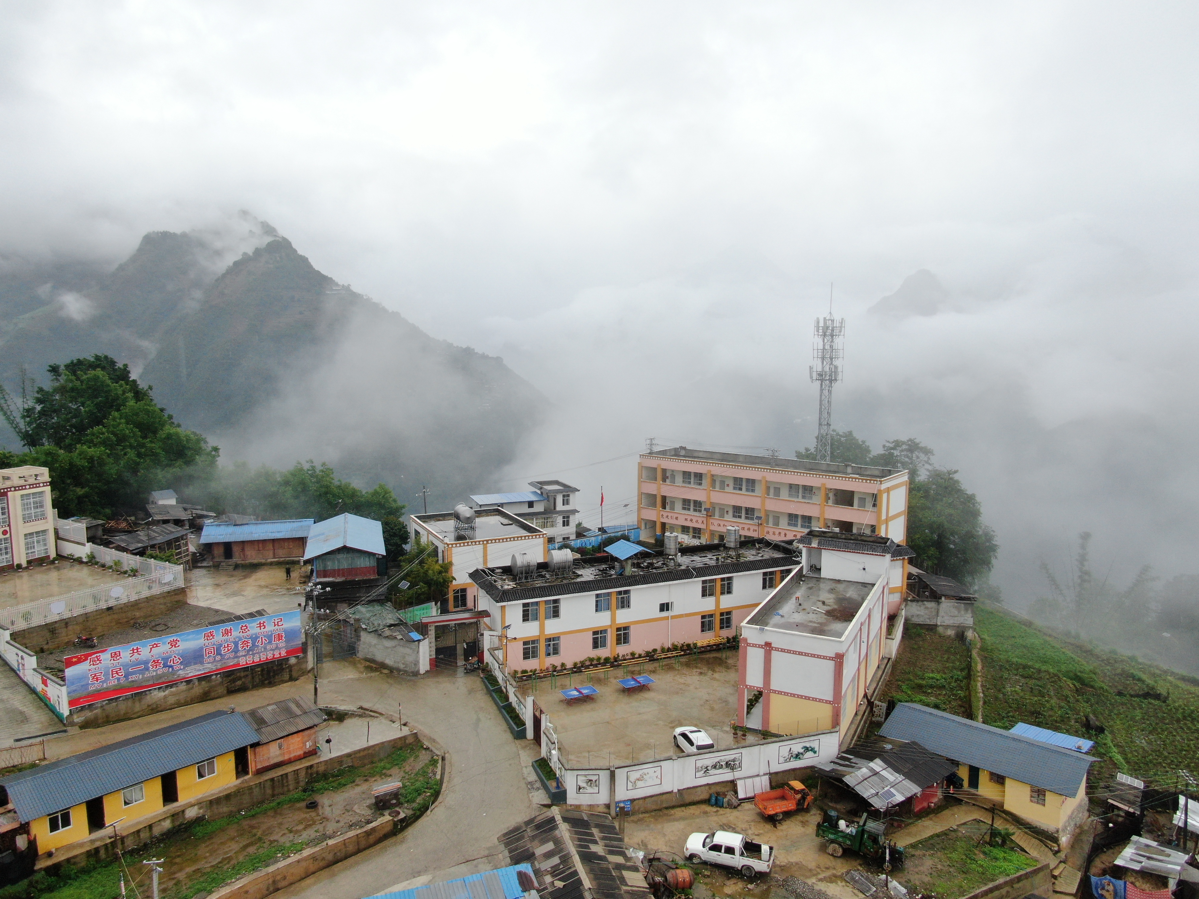 位于碧罗雪山中段的云南省怒江傈僳族自治州泸水市洛本卓乡色德村