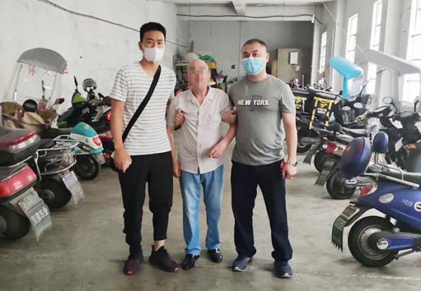 66岁的杨龙刚刚准备出门遛弯,便被蹲守的蚌埠市公安局蚌山分局民警
