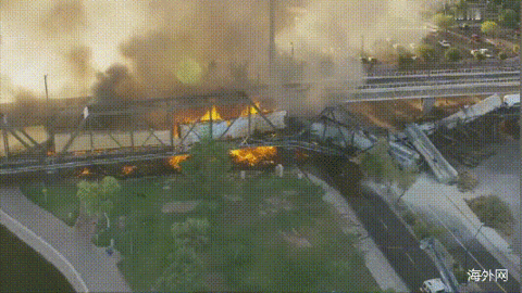 当地电视台画面显示,发生事故的火车一连串车厢燃起大火,冒出滚滚