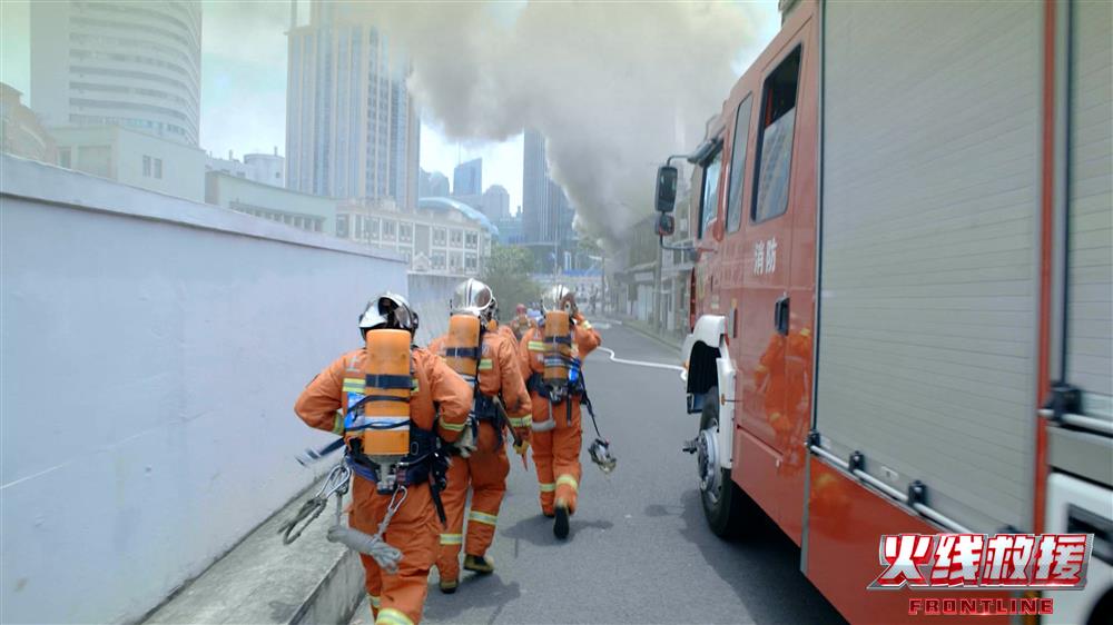 上海消防员出警现场