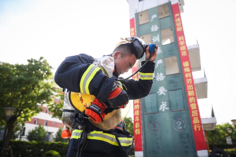 上海消防员夏训:60斤装备穿身上,随时准备"秒"出警