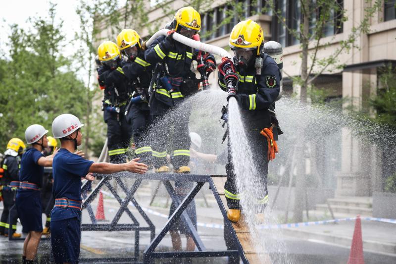 上海消防员夏训:60斤装备穿身上,随时准备"秒"出警