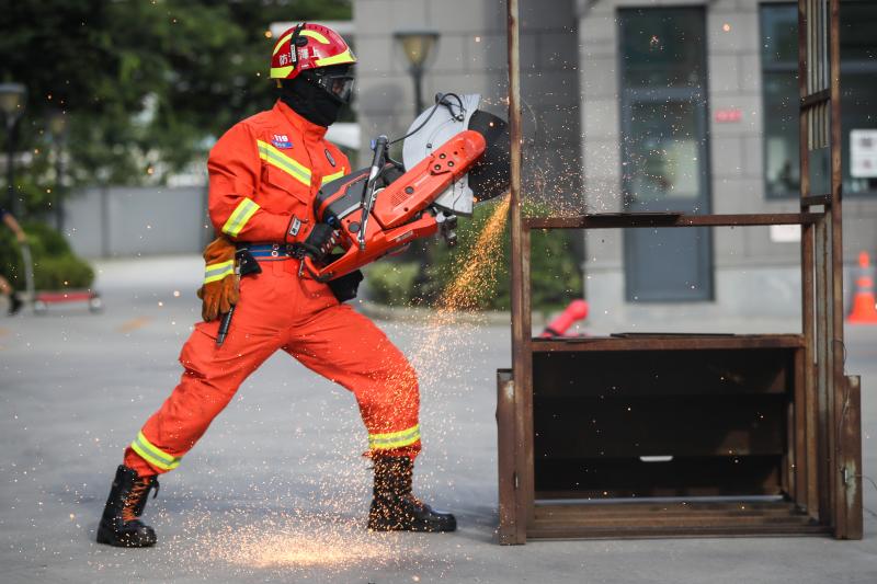 上海消防员夏训:60斤装备穿身上,随时准备"秒"出警