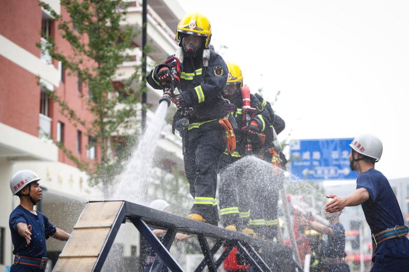 上海消防员夏训:60斤装备穿身上,随时准备"秒"出警