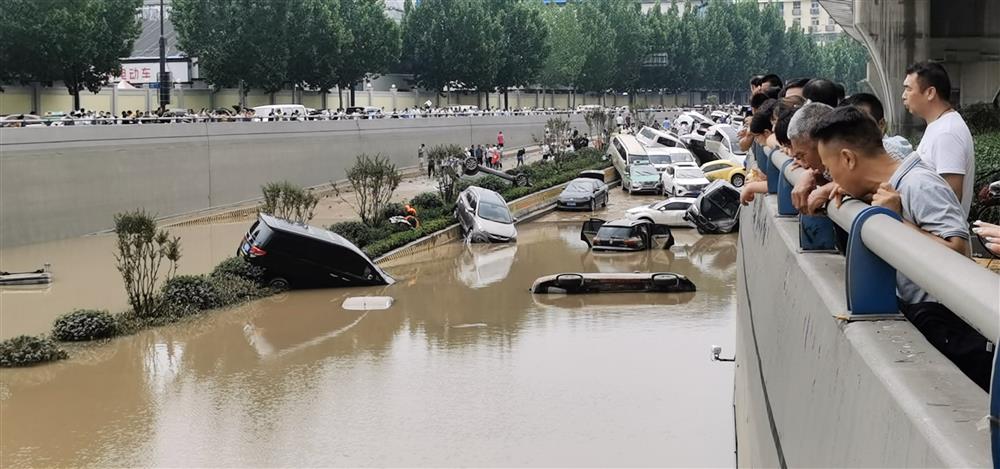 暴雨过后的郑州街头亲历者讲述困在隧道内的8小时