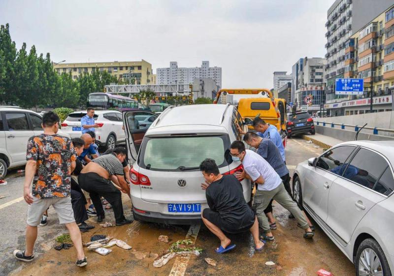 现场群众一起帮助一名宁夏车主的抛锚车辆脱困.