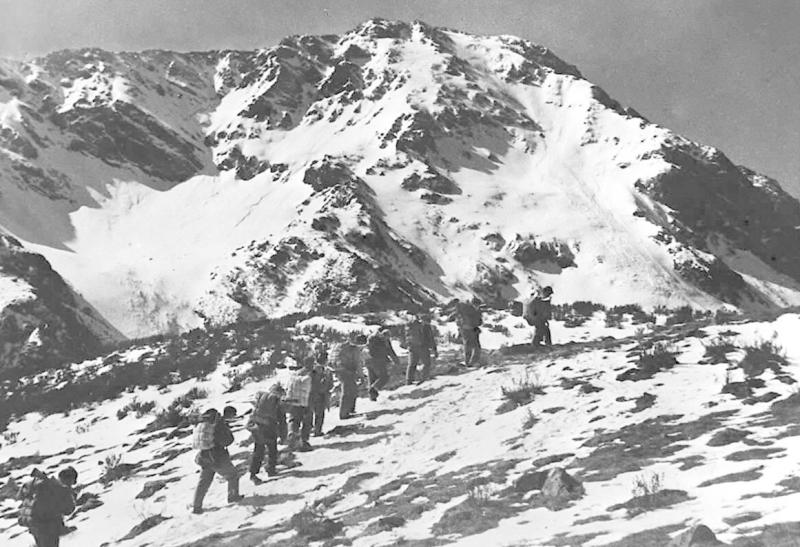 红军长征时经过的雪山 (新华社资料照片)