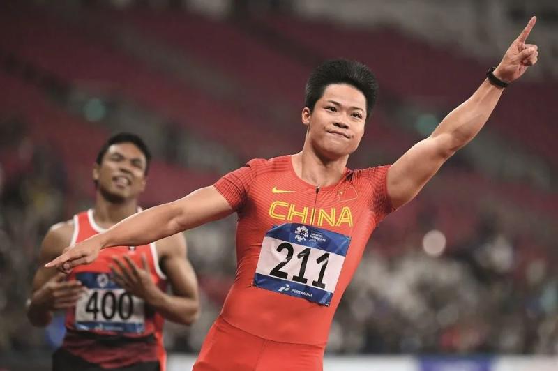 东京奥运会之前,苏炳添在人们心中的经典形象是"朝天指"——2018年