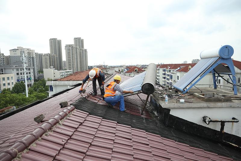 统一拆除"高空炸弹",上海奉贤整治屋顶太阳能热水器安全隐患