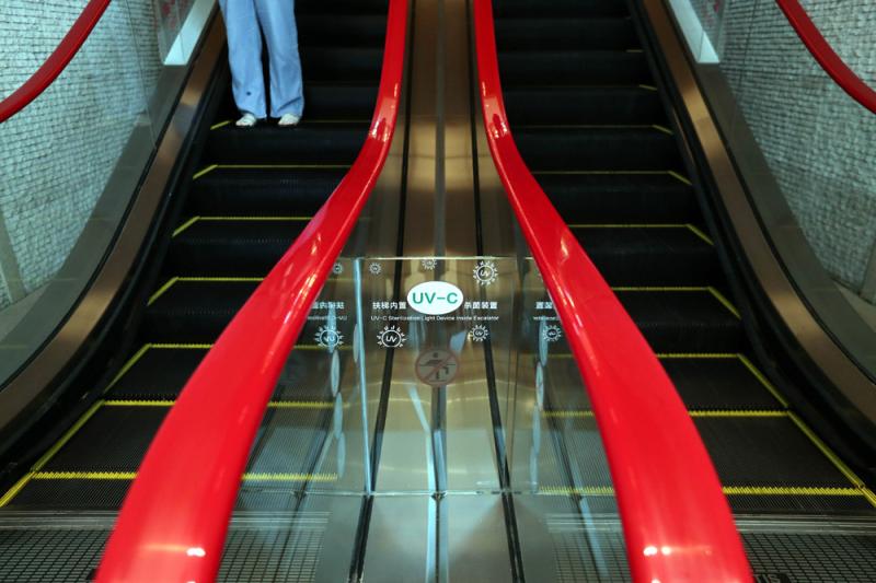 商场的电梯扶手带安装了消毒设备,每走一圈可自动消毒.