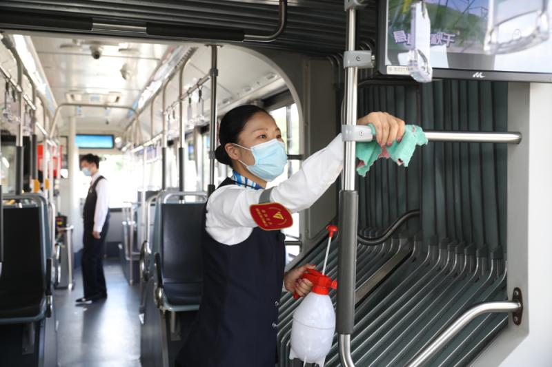 乘务员夏瑛瑛和蔡艳在车辆进站后便对内部空间进行消毒.