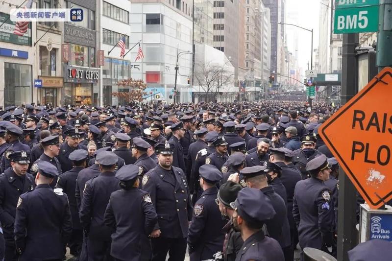 美国纽约上万警察聚集,悼念遭枪击身亡的年轻同事