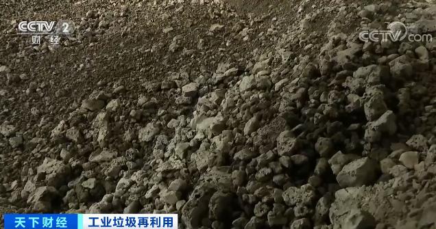 钢厂投入了180万吨/年的两条矿粉生产线,年处理矿渣,钢渣等工业固废
