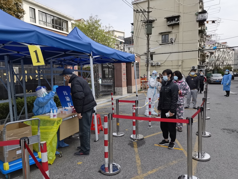 浦西新一轮核酸筛查首日20多辆电动三轮车驶进这些老小区