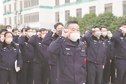 周浦监狱民警身着防护服.