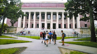 学生走在美国马萨诸塞州剑桥市的哈佛大学校园内.