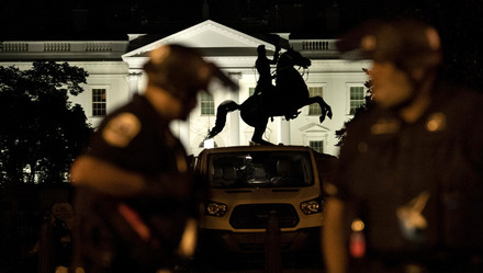 特朗普推特发出最新威胁，还贴了一份通缉令