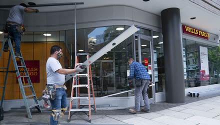 骚乱下在美俄罗斯人硬核保护餐厅：壮汉守在门口