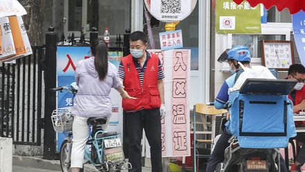 CNN记者介绍北京防疫，女主播表情亮了